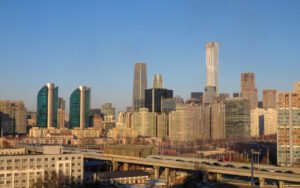 Réglementation IA en Chine : pourquoi les règles de Pékin pèsent d’abord sur les développeurs chinois, pas sur leurs concurrents étrangers