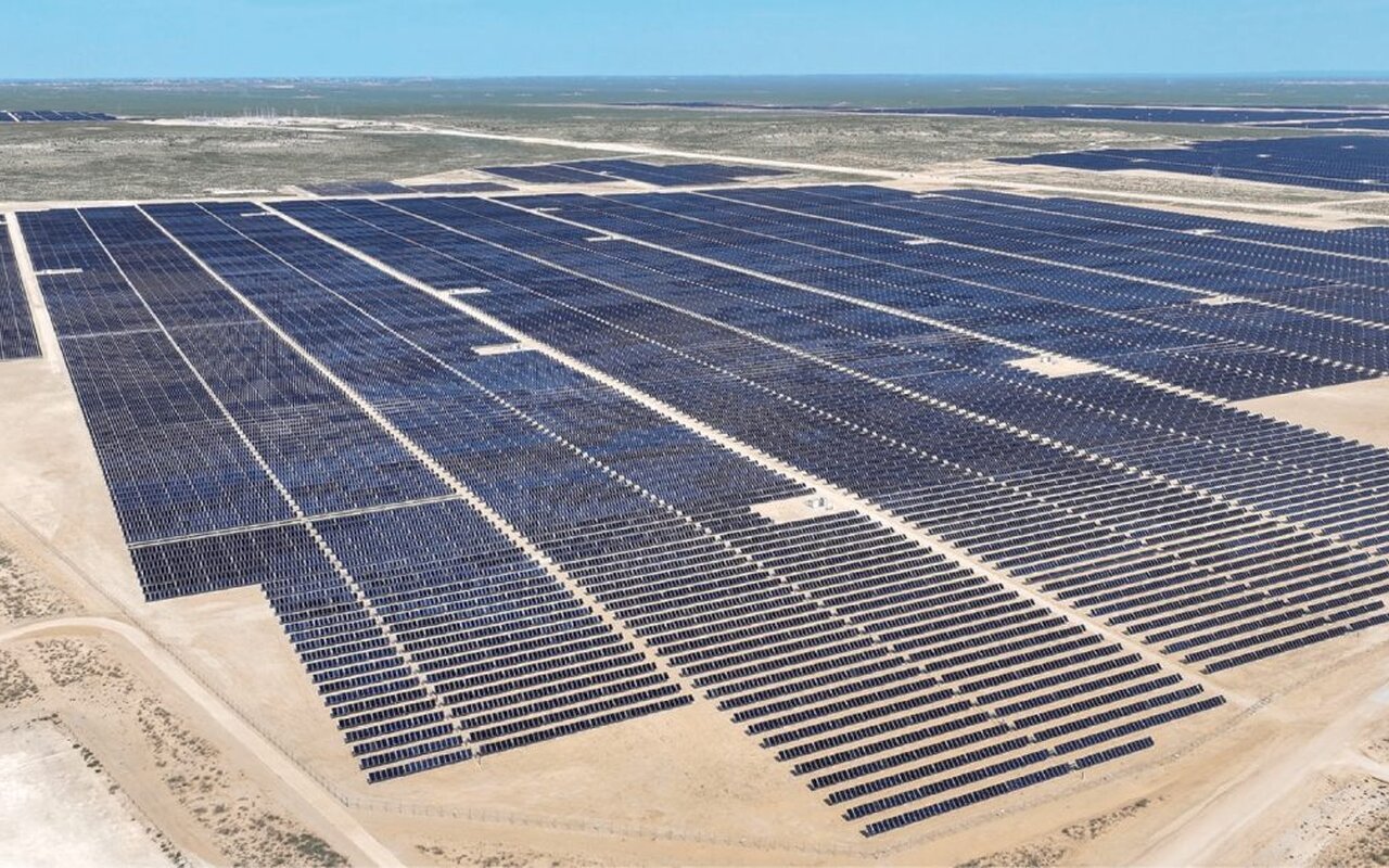Ferme solaire moderne avec turbine éolienne et containers de stockage