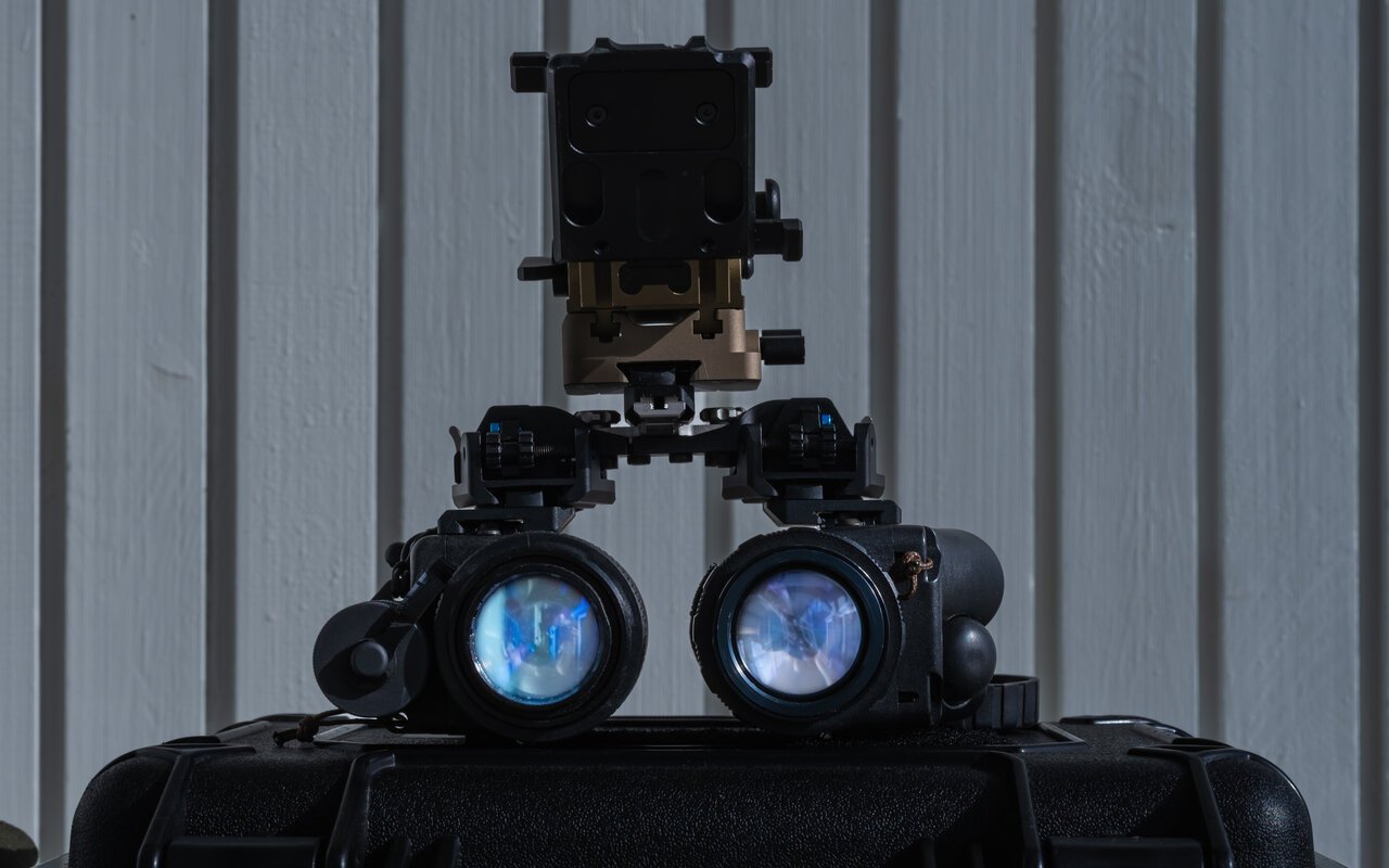 Comment le Beijing Institute of Technology a rendu la vision nocturne couleur portable en ramenant le poids à 23 g grâce à la conversion infrarouge-visuel