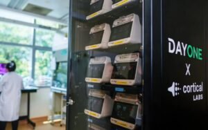 16 millions de neurones humains dans une baie de serveurs à Singapour, et pas une seule mesure de consommation pour étayer l’argument énergétique
