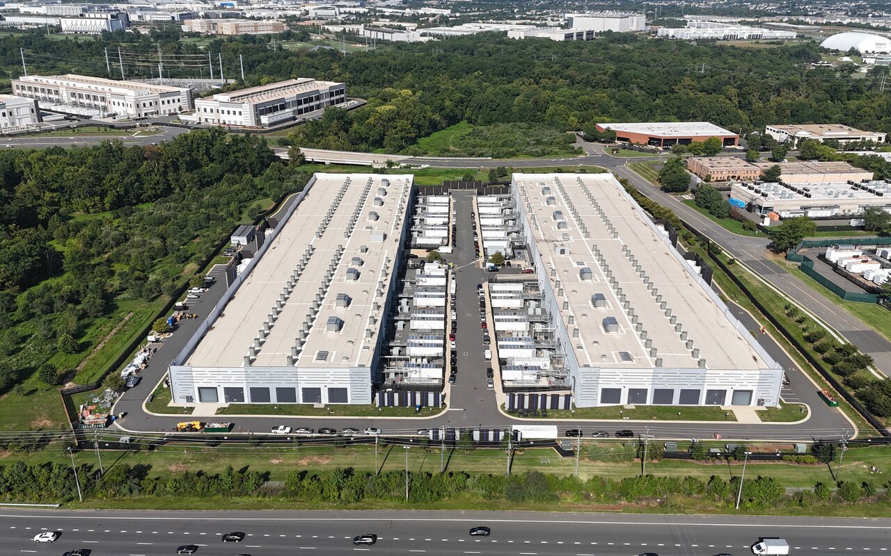 Vue extérieure d'un campus de data center moderne au crépuscule
