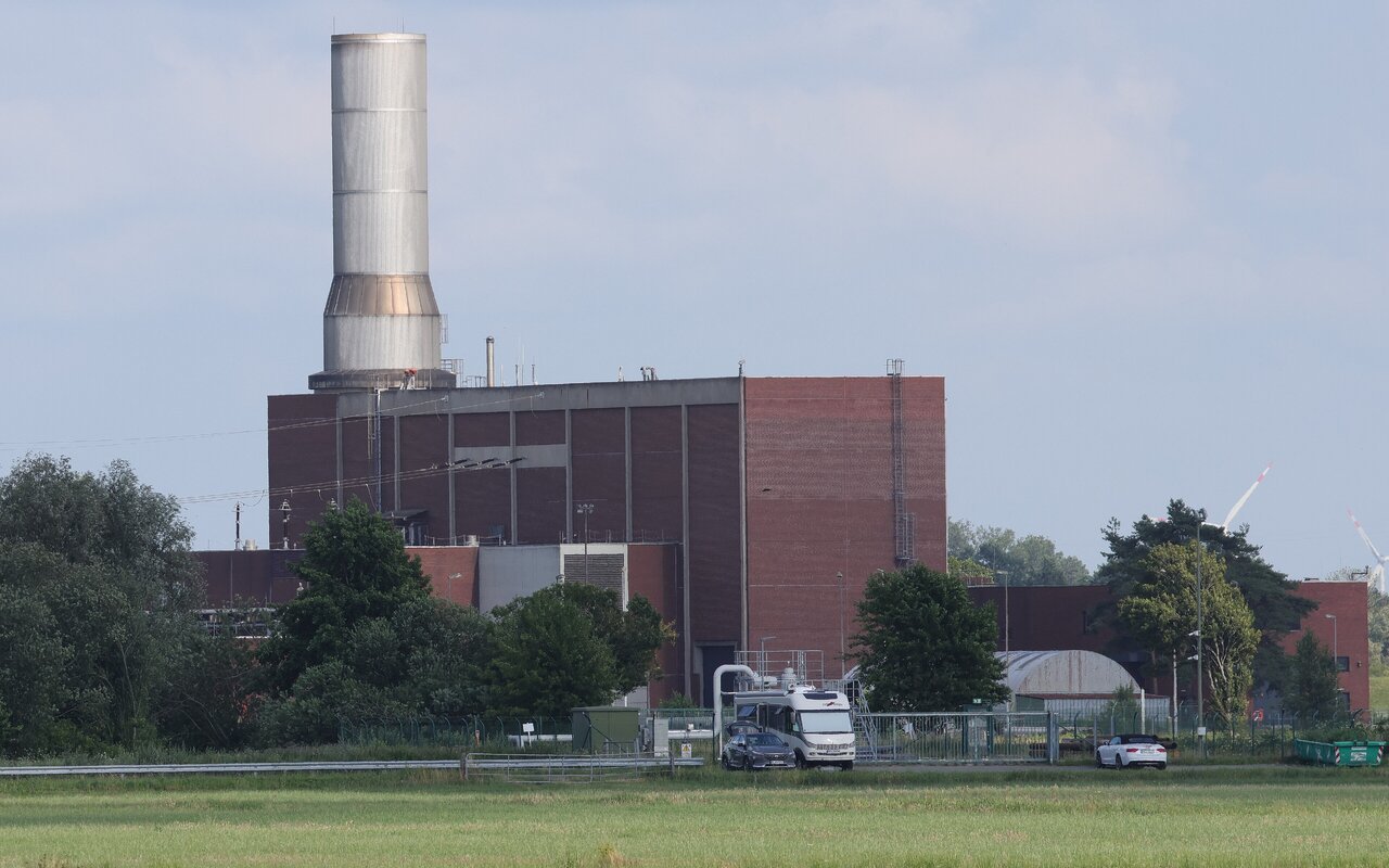 Centrale de stockage d'énergie par air comprimé de Huntorf, en Allemagne, avec sa haute cheminée