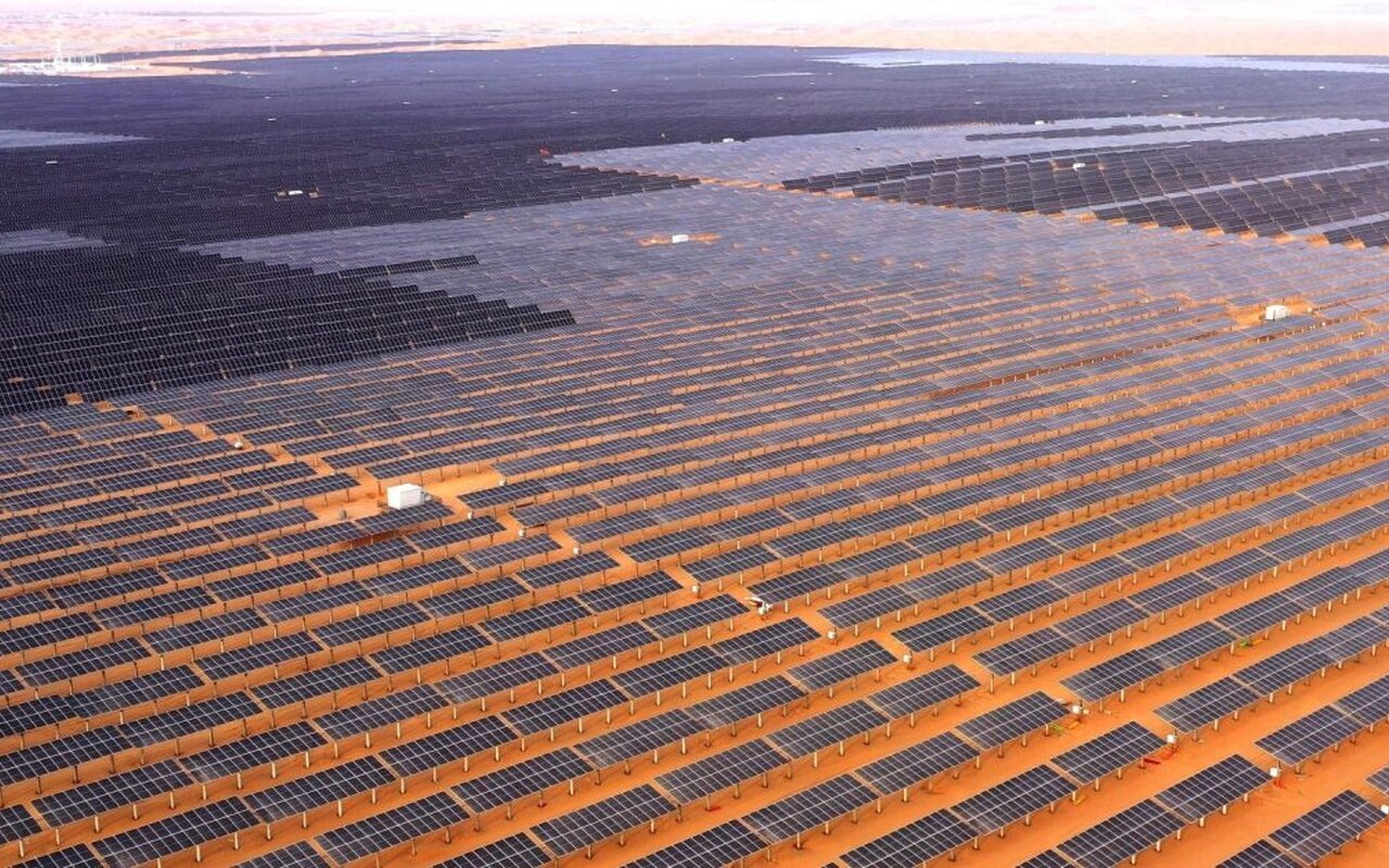 Parc solaire et batteries avec camions électriques en charge
