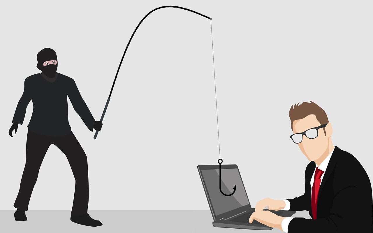 Personnes examinant une autorisation OAuth sur un ordinateur au bureau