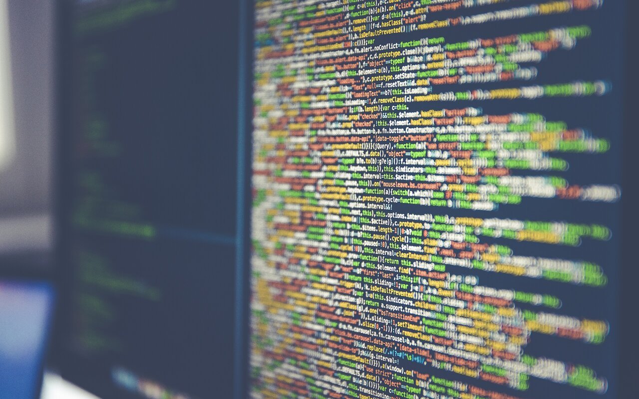 Code source affiché en couleurs sur un écran d'ordinateur