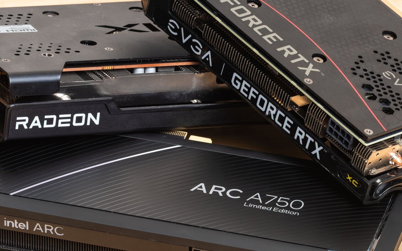 Rayon de portables et boîtes de GPU en magasin moderne
