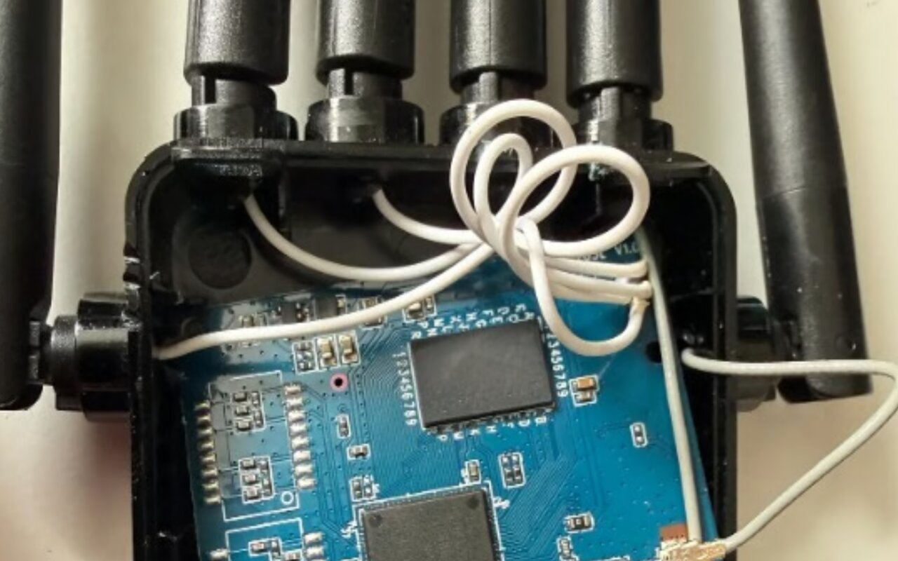 Chercheur extrait firmware d'un répéteur Wi‑Fi Temu démonté