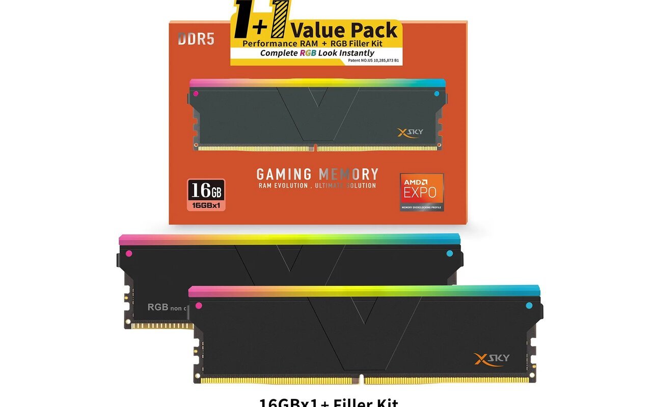 Technicien installant module DDR5 RGB dans un PC moderne