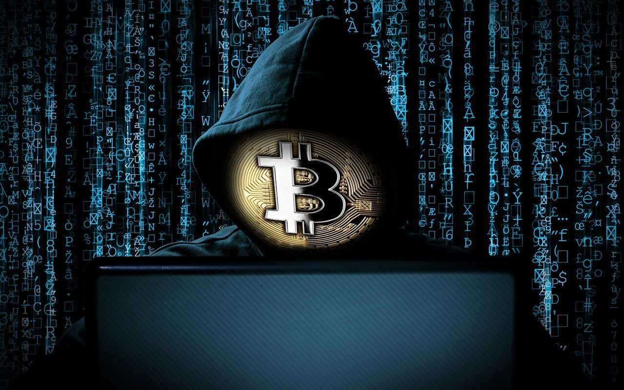 Salle d'opérations blockchain avec écrans et personnes discutant