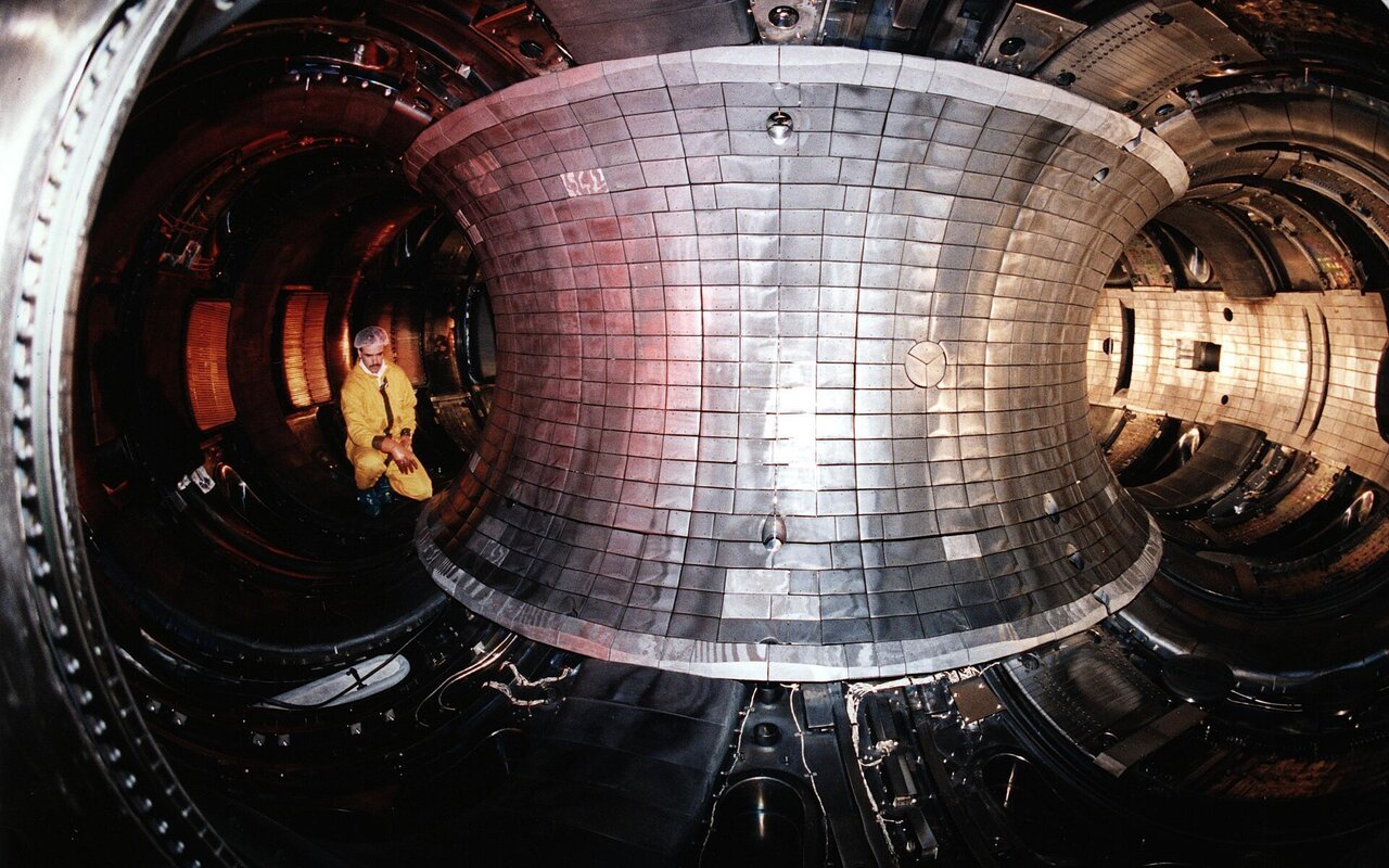 Intérieur d'une cellule de réacteur tokamak montrant les structures massives de confinement du plasma