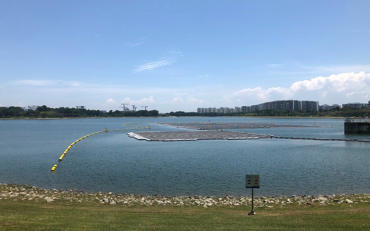 Panneaux solaires flottants sur la surface d'un réservoir d'eau