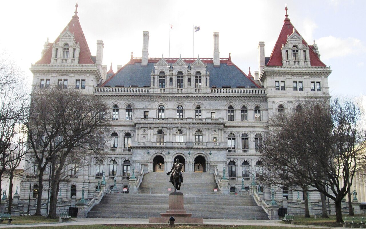 Façade sud-est du Capitole de l'État de New York, à Albany
