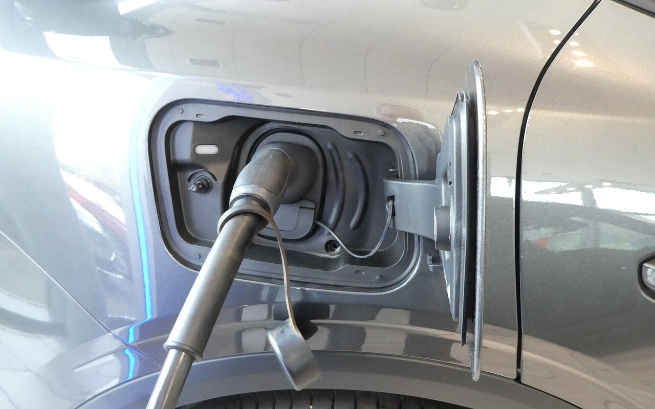 Câble de recharge Type 2 connecté à un véhicule électrique