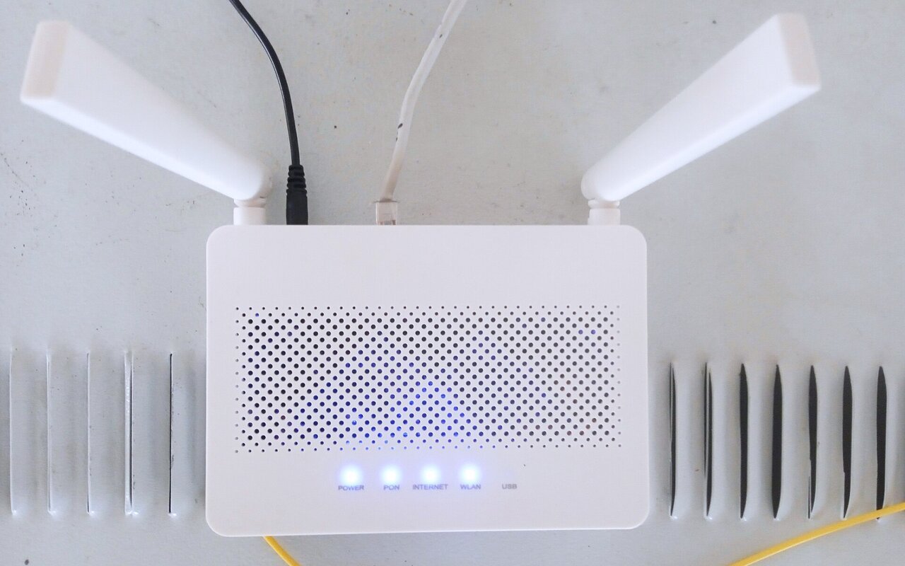 Routeur Wi-Fi gris/noir standard avec antennes et ports