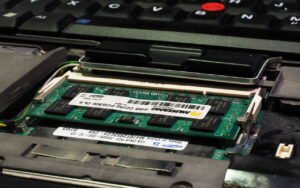 100 à 300 euros de plus par portable pour une DDR5 SO-DIMM six fois plus chère qu’à la mi-2025, alors qu’Asus attend un retournement en 2027