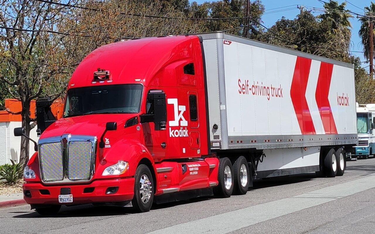 Camion autonome Kodiak Robotics photographié de trois-quarts avant