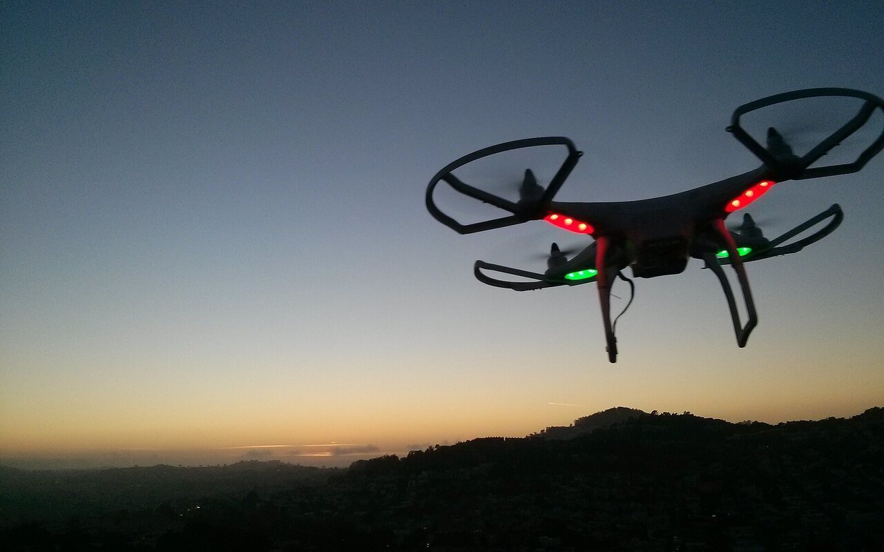 Drone en train d'atterrir au coucher du soleil