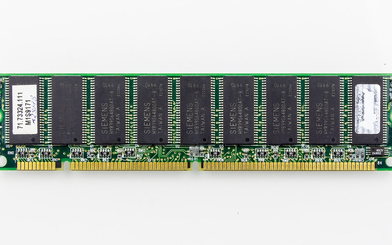 Module de mémoire SDRAM Apacer avec puce Siemens HYB39S64800AT-8 sur fond blanc