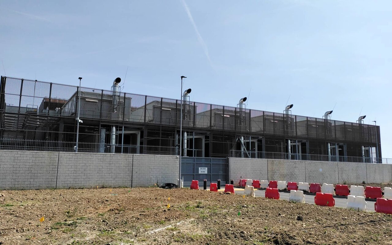 Rangée de gros générateurs diesel dans un centre de données en construction