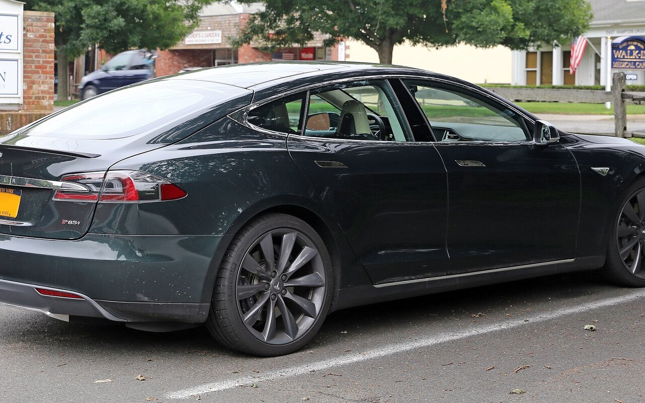 Tesla Model S P85+, vue arrière droite, version performance avec suspension renforcée.