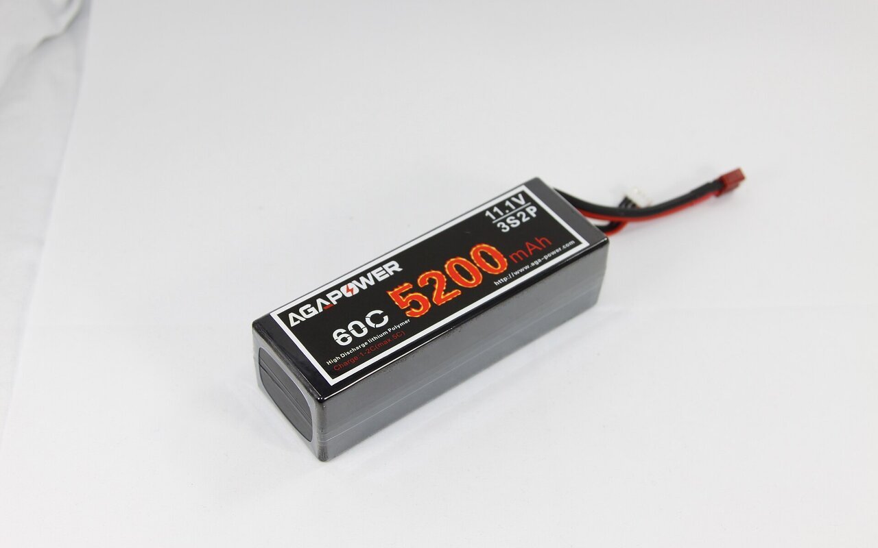Batterie lithium-polymère de format pouch, noire, munie de câbles d'alimentation rouge et noir, posée sur un fond clair