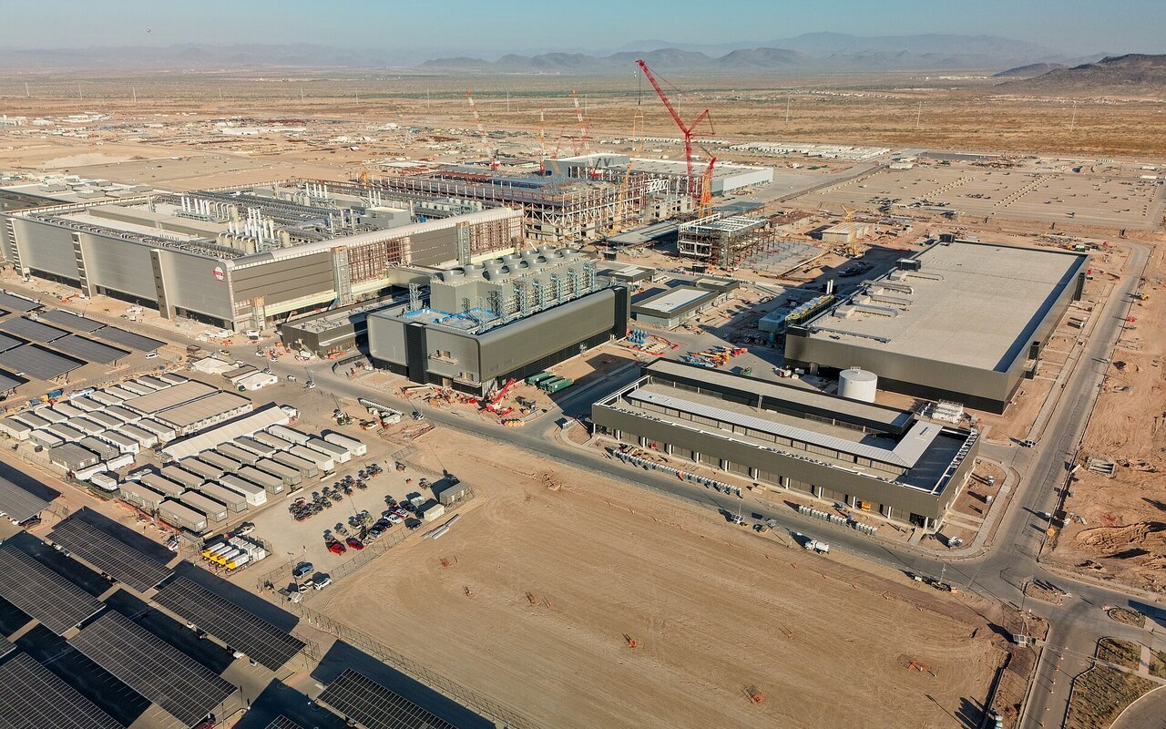 Vue aérienne du chantier de l'usine de semi-conducteurs TSMC Fab 21, bâtiments en construction et grues au milieu du désert en Arizona
