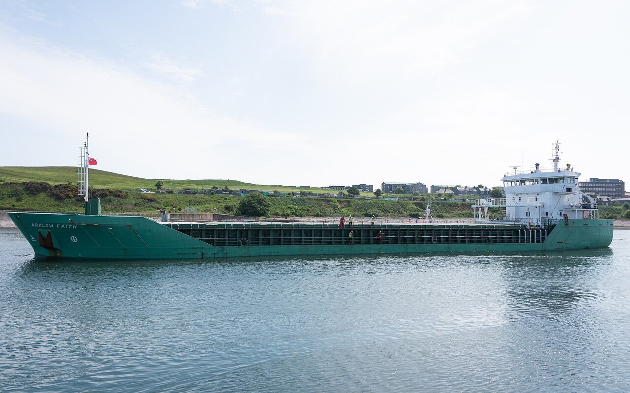 Navire de fret ARKLOW FAITH quittant le port d'Aberdeen en Écosse