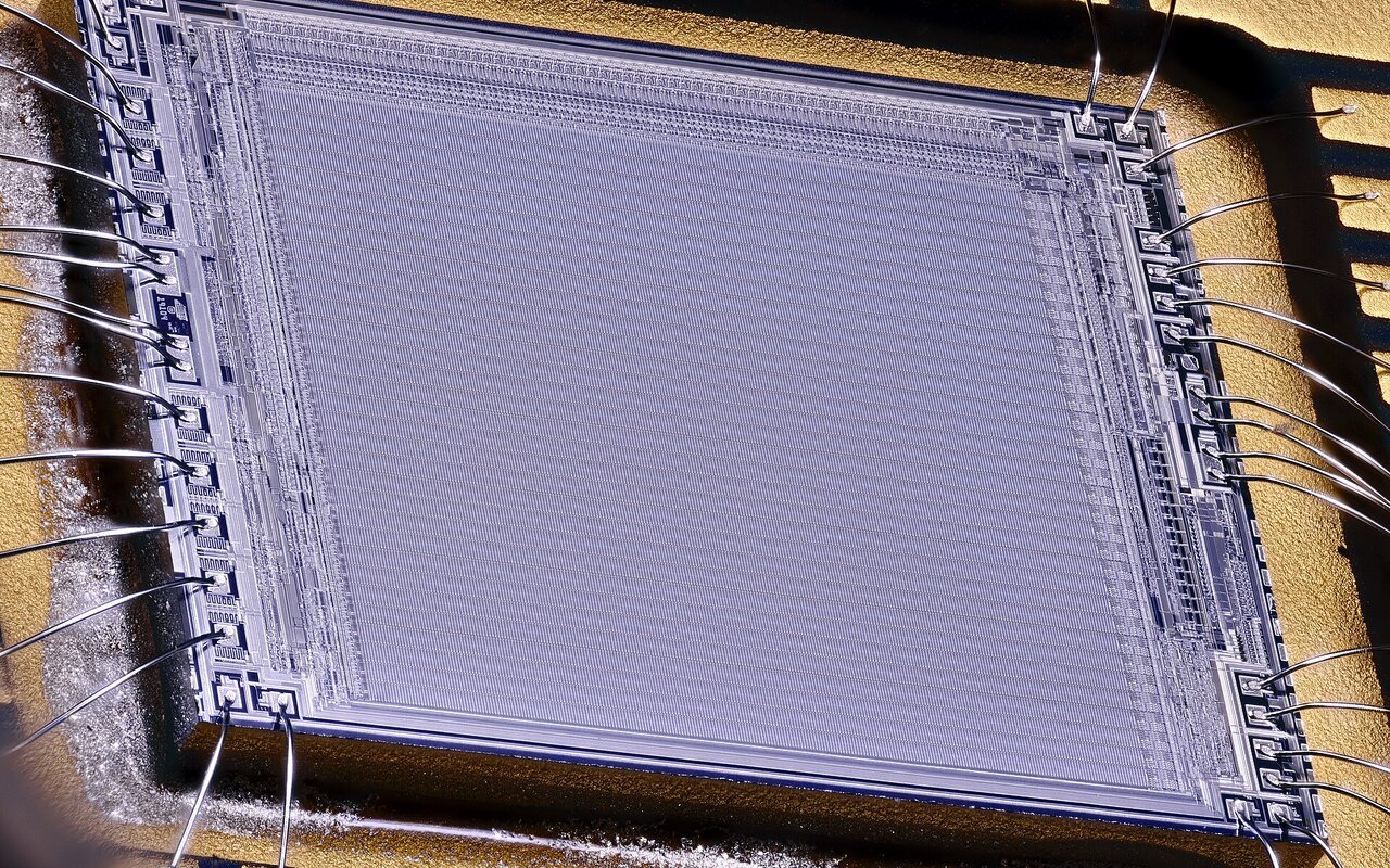 Vue rapprochée du silicium d'une puce mémoire, avec sa matrice de cellules et ses fils de connexion