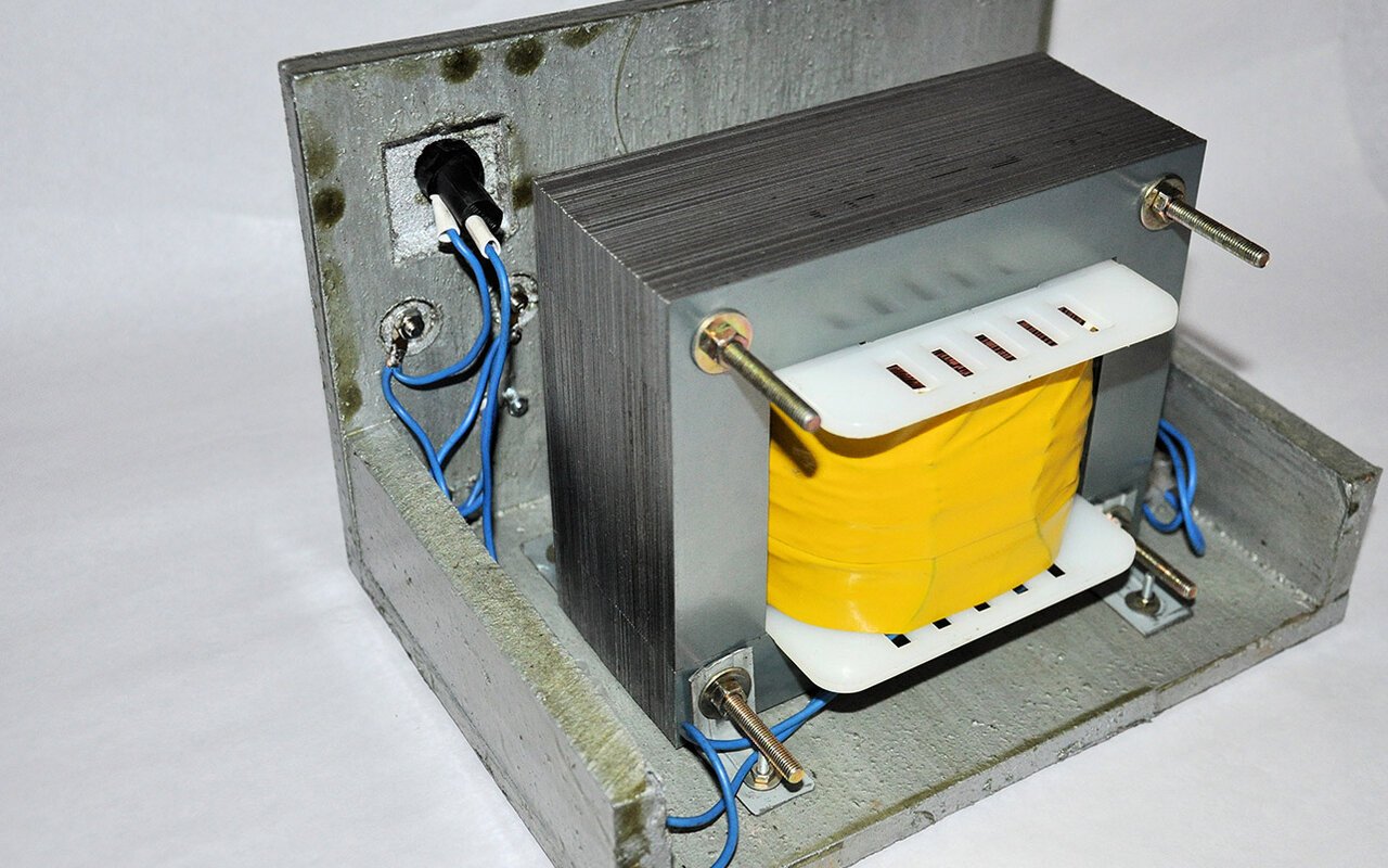 Transformateur d'isolation ouvert montrant ses composants internes et bobinages