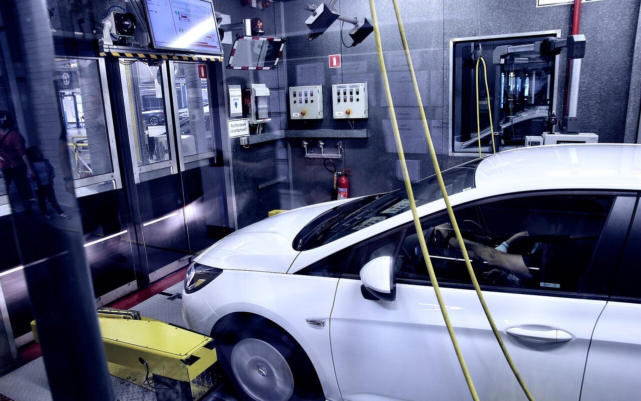 Essai sur dynamomètre d'un véhicule automobile en usine