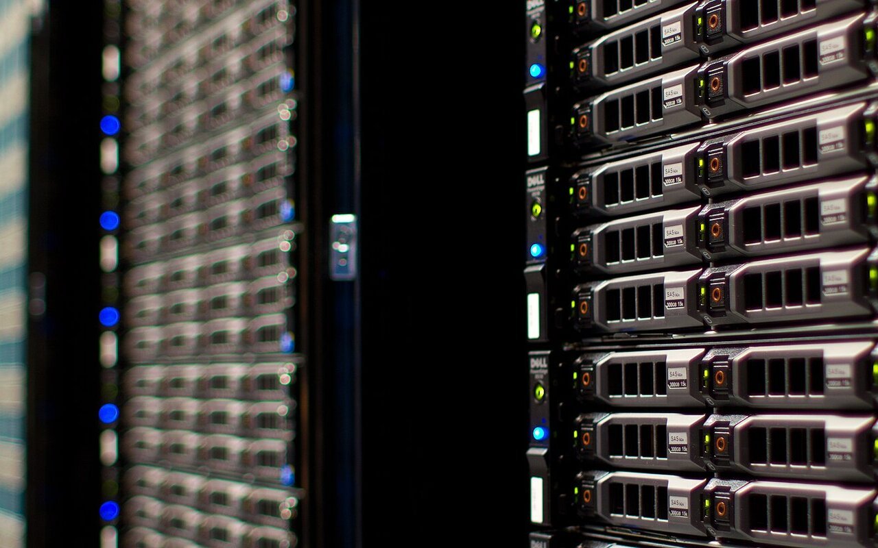 Serveurs Wikimedia Foundation dans un data center avec équipements informatiques alignés