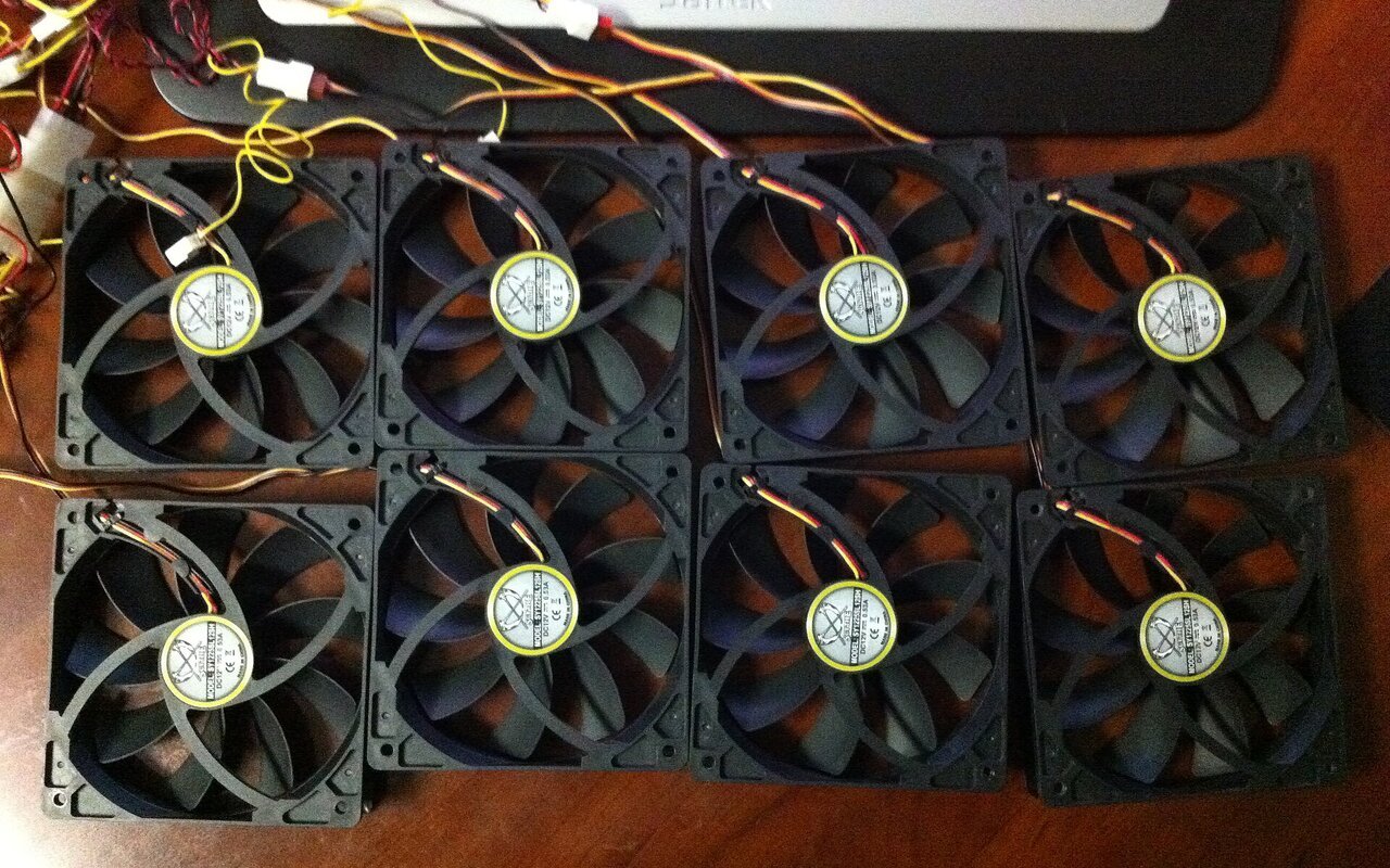 Huit ventilateurs Scythe Slipstream 120mm disposés et câblés pour des tests