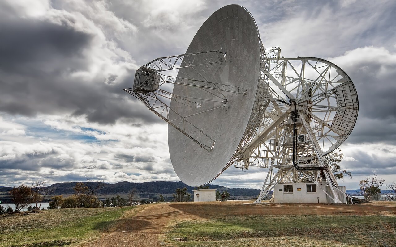 Radiotélescope de 26 mètres à l'observatoire de Mount Pleasant, Tasmanie