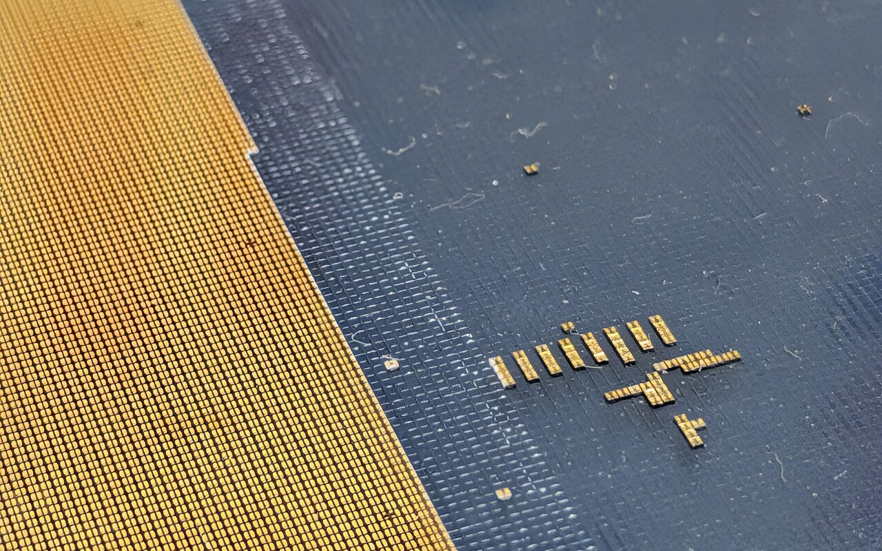 Wafer de micro-puces montrant plusieurs circuits intégrés gravés sur silicium