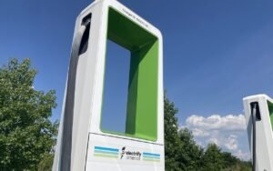2 250 kW annoncés par Geely mais 1 093 kW encaissés par la voiture, alors qu’aucun connecteur de voiture particulière ne dépasse 900 kW