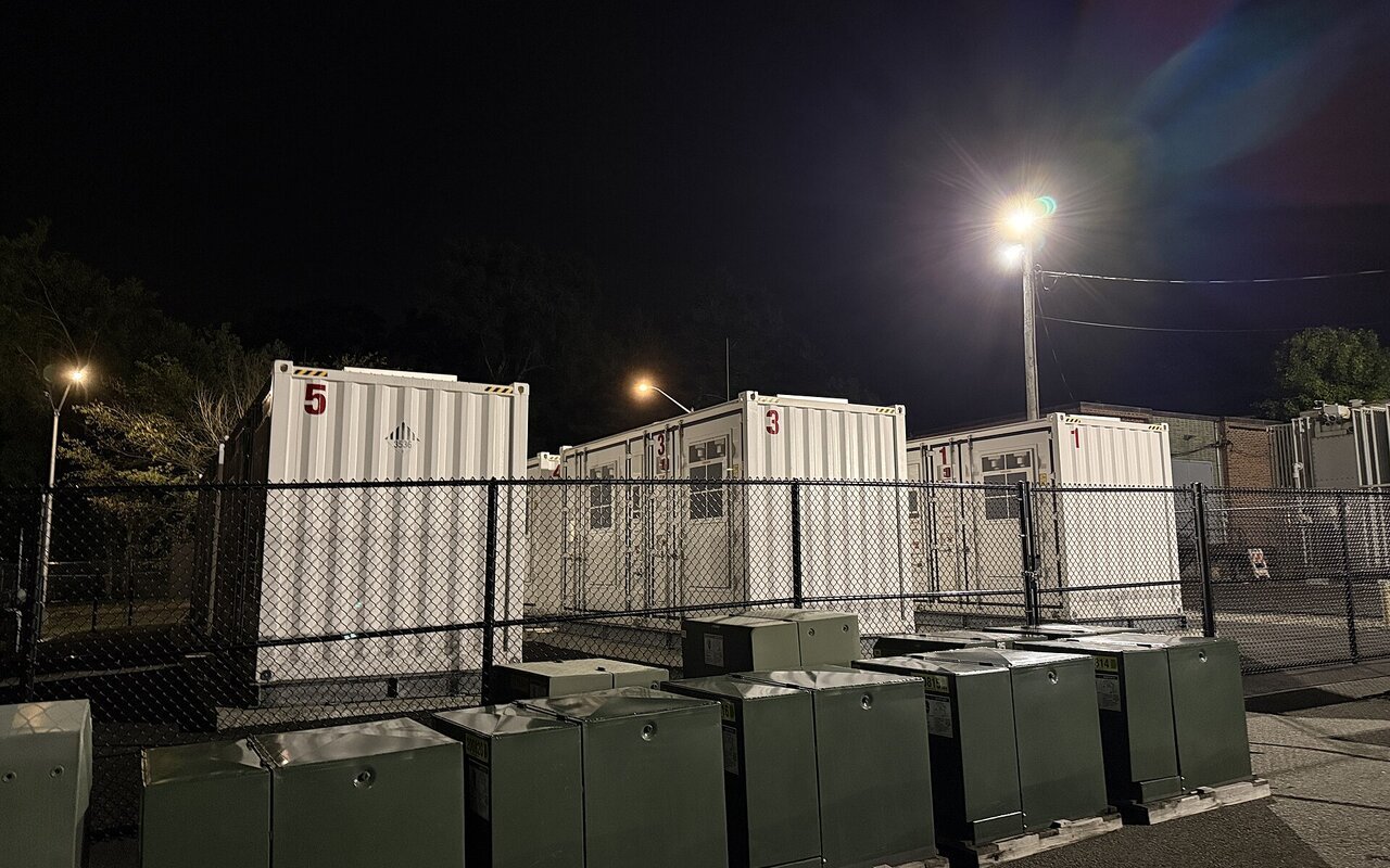 Conteneurs de batteries de stockage du réseau électrique à la centrale municipale de Wellesley, dans le Massachusetts, de nuit