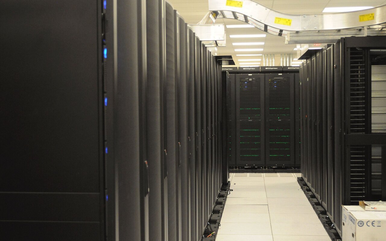 Rangées de serveurs avec câblage en overhead dans un data center