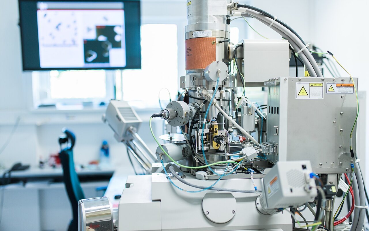 Microscope électronique Mamut à l'Institut des instruments scientifiques tchèque