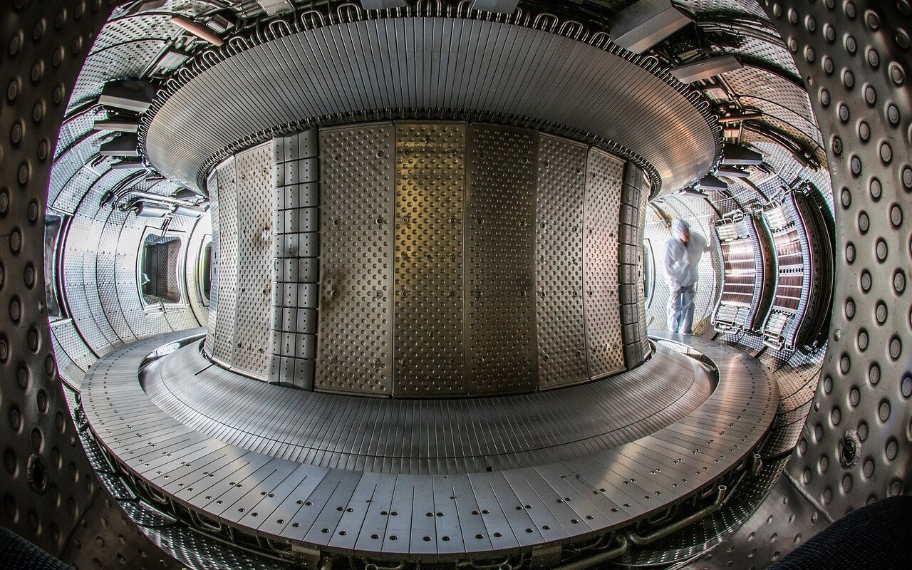 Chambre plasma du tokamak WEST vue en grand angle