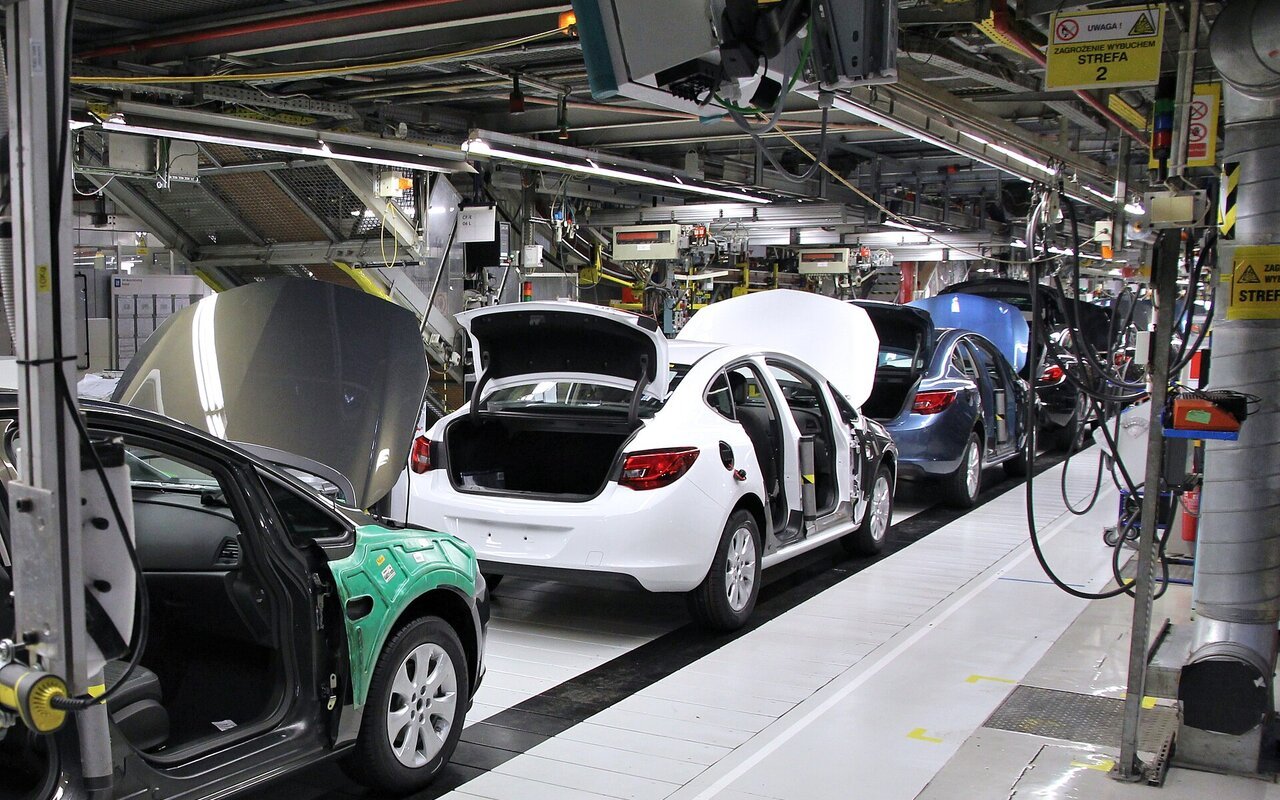 Chaîne de production automobile avec assemblage de véhicules en usine