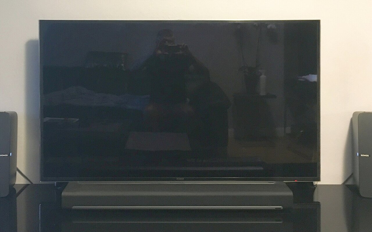 Téléviseur Samsung 55 pouces avec système audio sans fil dans un salon
