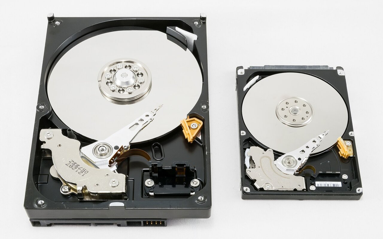 Disques durs 3,5" et 2,5" démontés montrant leurs composants internes