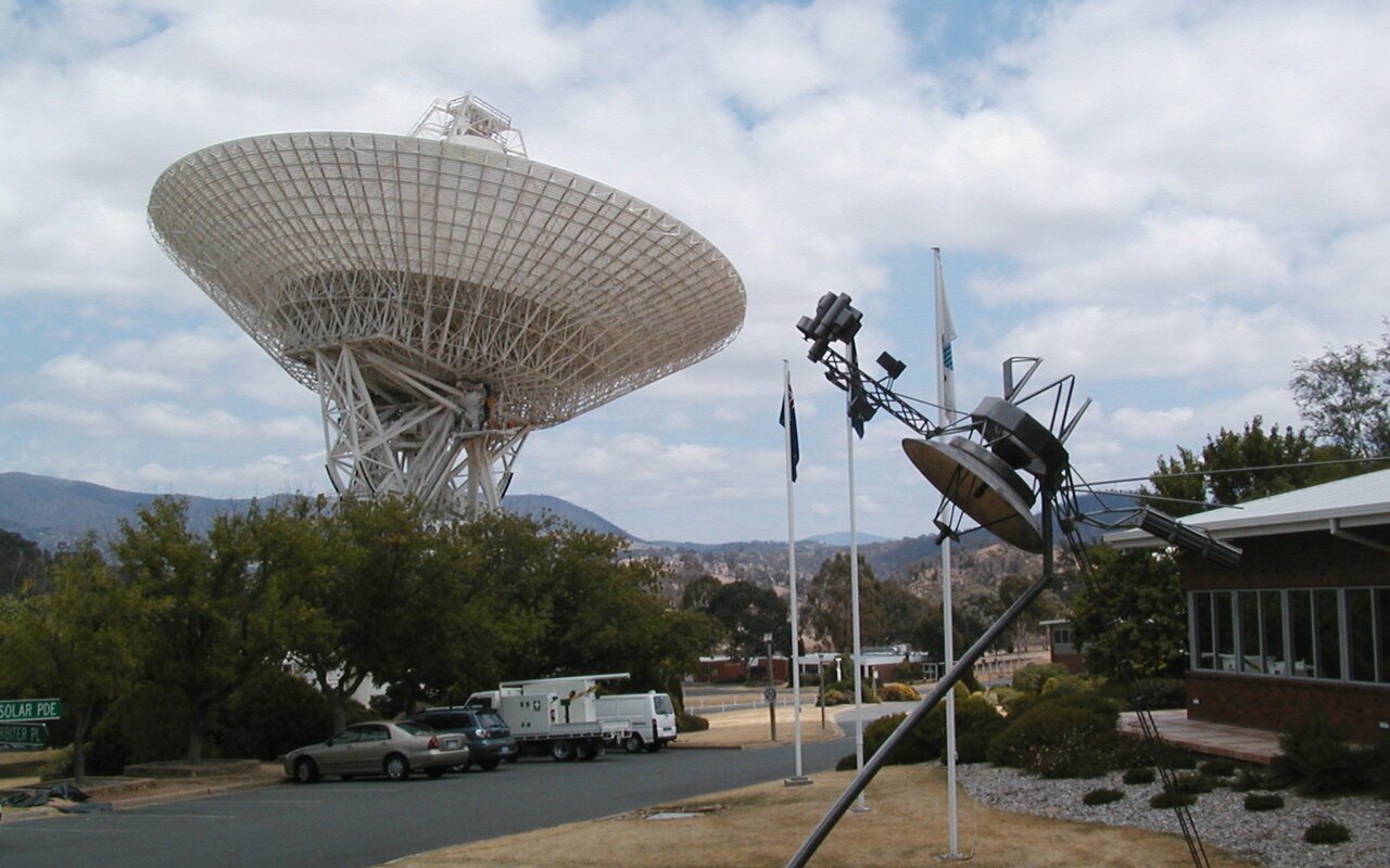 Complexe de communication spatiale de Canberra avec maquette de sonde Voyager