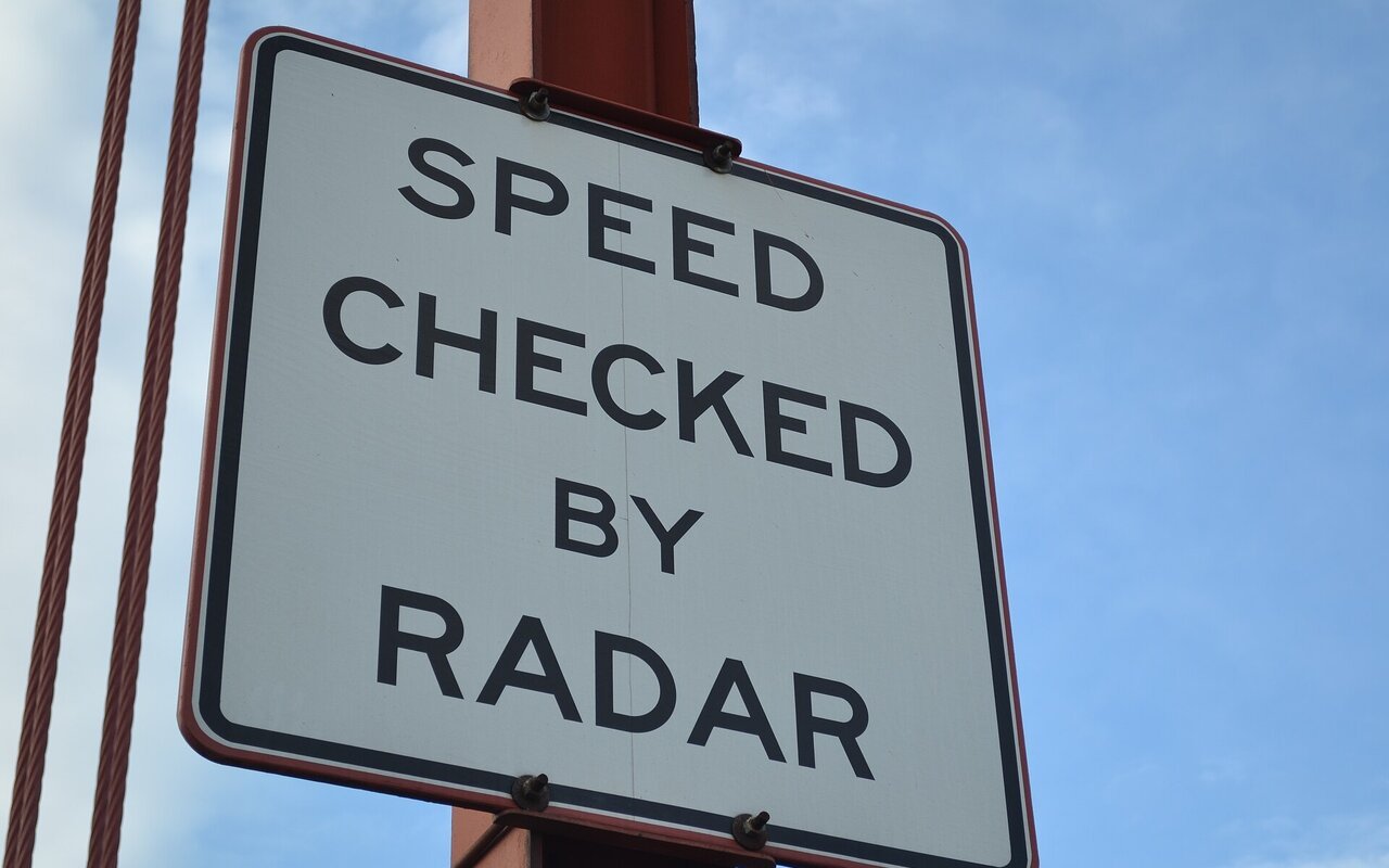 Panneau indiquant un contrôle de vitesse par radar sur le Golden Gate Bridge