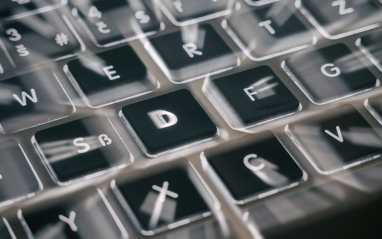 Gros plan en biais sur les touches noires d'un clavier d'ordinateur portable