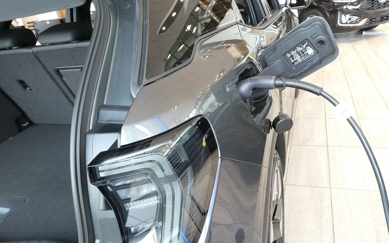 Câble de recharge Type 2 pour véhicule électrique inséré dans une prise de charge de voiture