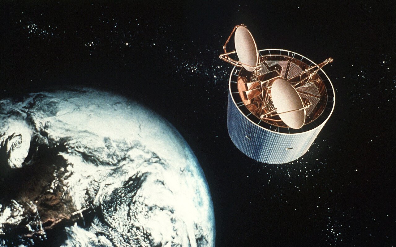 Satellite en orbite au-dessus de la Terre, illustration artistique montrant un satellite de communication en orbite.