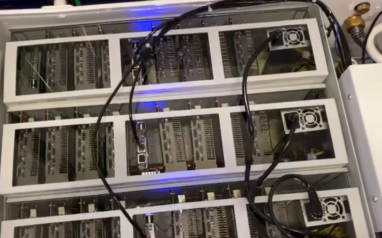 Équipement de minage sur système de refroidissement par immersion liquide
