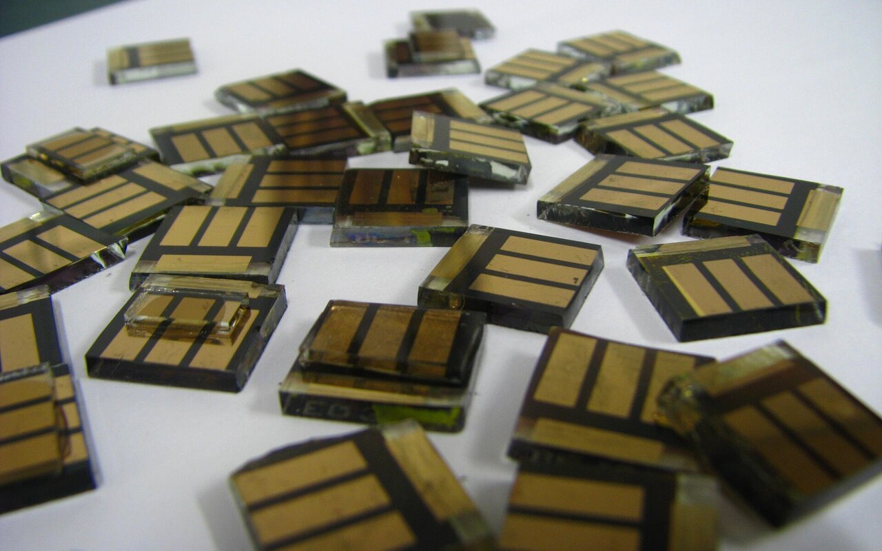Cellule solaire en étain-pérovskite montrant la structure et l'apparence de la technologie