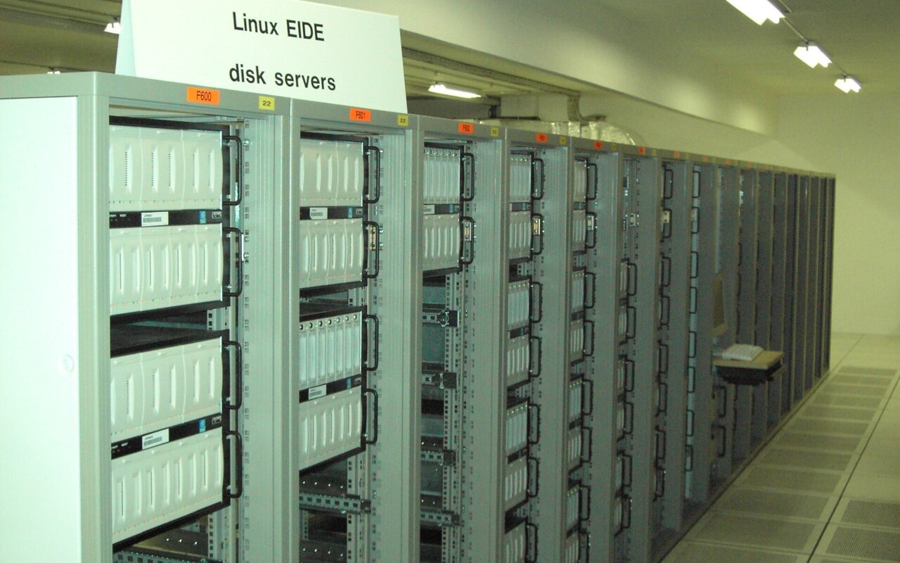 Rangées de serveurs informatiques organisés dans une ferme de serveurs moderne.